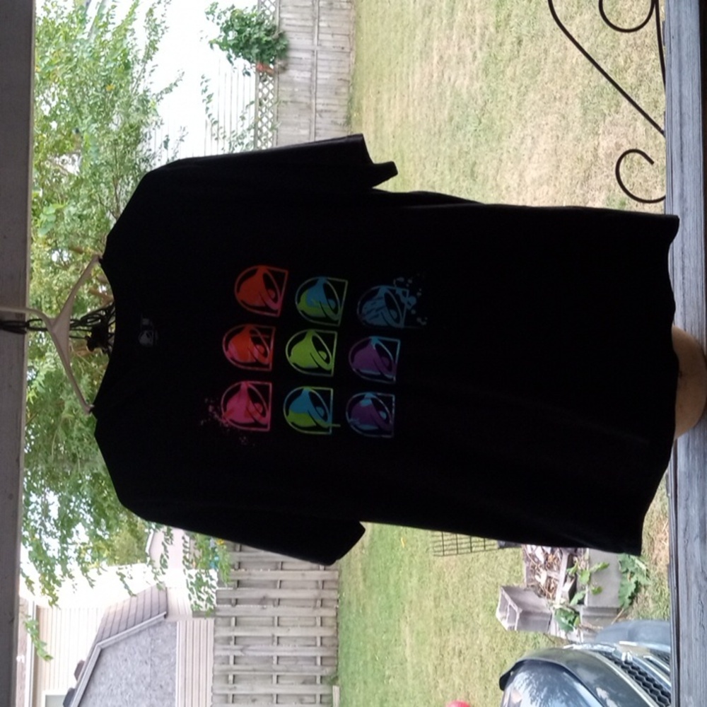 Medium Taco Bell v-neck